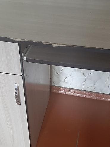 Столы: Стол компьютерный письменный, с полочкой для клавиатуры. Все работает — 2