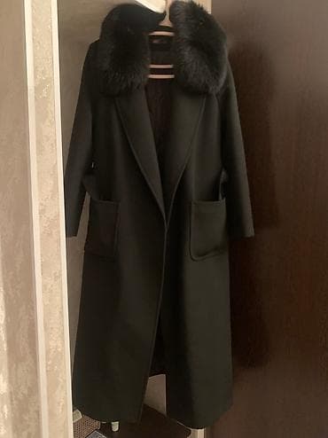 Жеке буюмдар: Женское черное пальто классического кроя с объемным меховым — 2