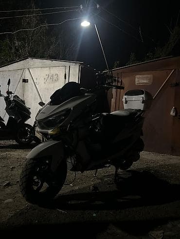 скутерь: Скутер/quadro-скутер (белый), городского класса Ключевые особенности — 3