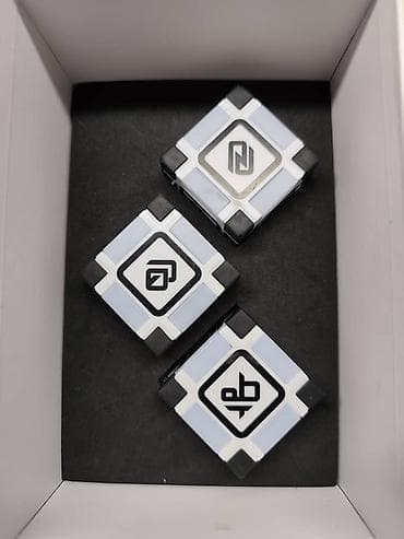 usb: Интерактивный робот Cozmo (Anki) Комплектация: - робот Cozmo (белый с — 4