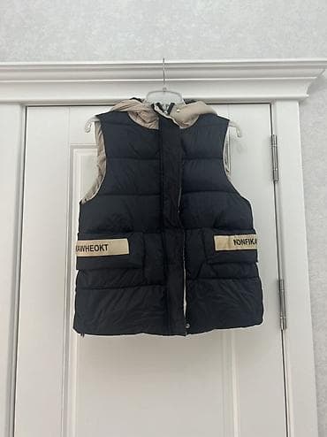 Детский утеплённый жилет с капюшоном - Размер: 140 (указан на ярлыке)