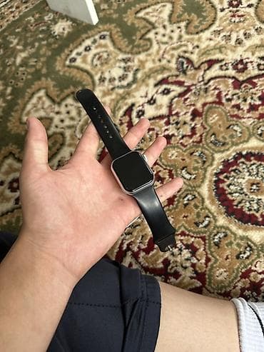 Смарт-часы с прямоугольным сенсорным экраном и черным силиконовым