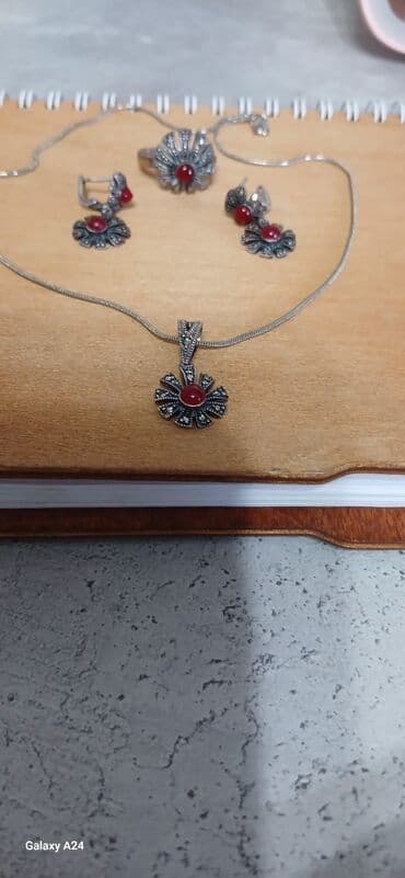 букет невесты искусственный: Элегантный ювелирный набор, включающий колье с подвеской, кольцо и — 2