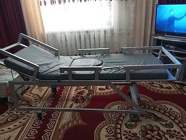 Медицинская мебель: Функциональная медицинская кровать на колесах - Прочная металлическая — 3