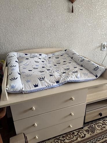 Детский комод: Детский комплект: - Кроватка классическая из светлого дерева с — 1