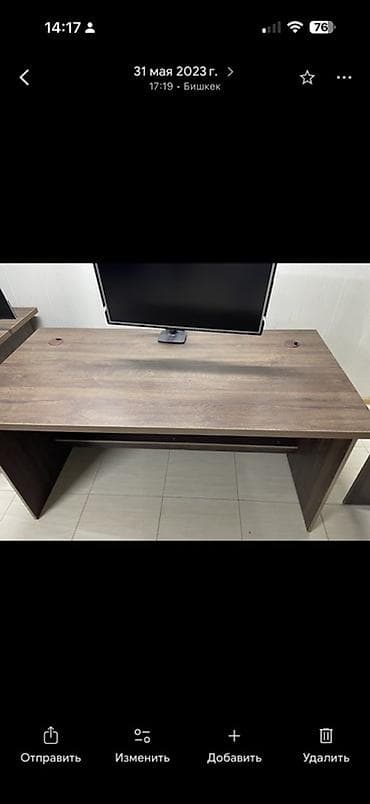 продаю стол офисный: Письменный/офисный стол из ЛДСП в цвете темный дуб. Особенности: - — 4