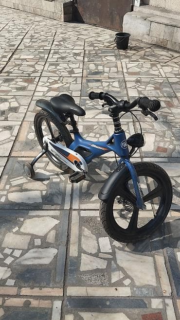 Детские электрокары: Детский велосипед Skillmax (примерно 16") с дополнительными боковыми — 2