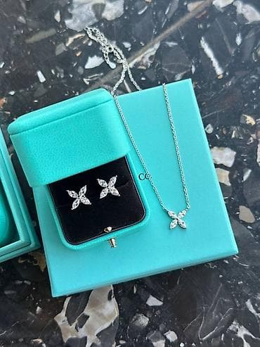 gold ring: Серебряные серьги-гвоздики «Цветок» со вставками в огранке маркиз. - — 2