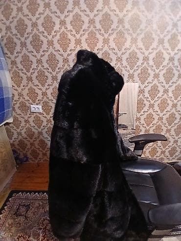 Шуба из черного меха с густым блеском. - Классический фасон до