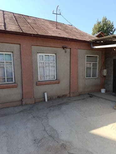 Үй, 61 м², 4 бөлмө, Кыймылсыз мүлк агенттиги, Эски ремонт