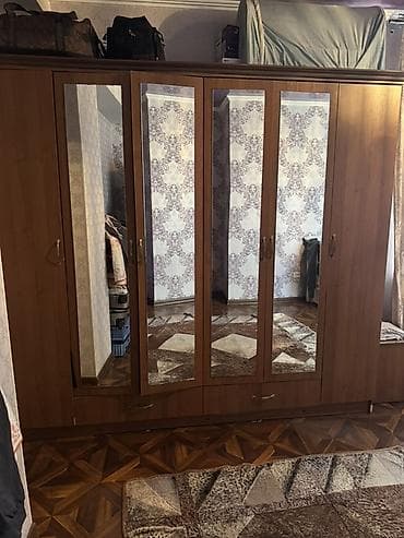 В связи с переездом срочно продаю спальню: - Большой шестистворчатый