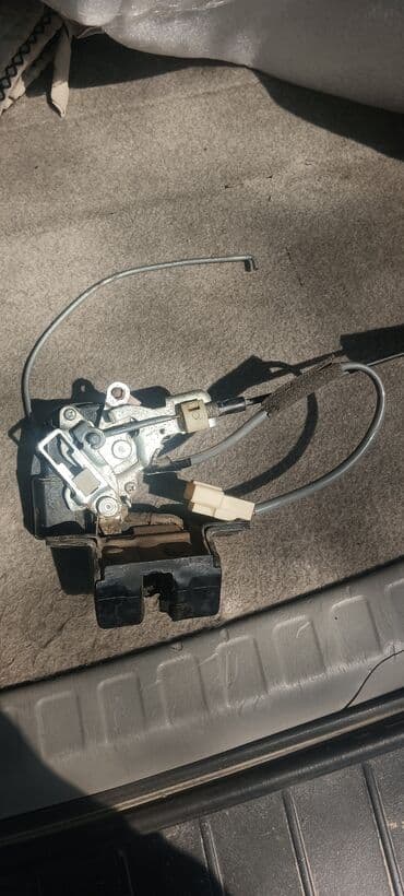 изготовление чип ключа для автомобиля: Замок багажника Toyota 2006 г., Б/у, Оригинал, Япония — 2