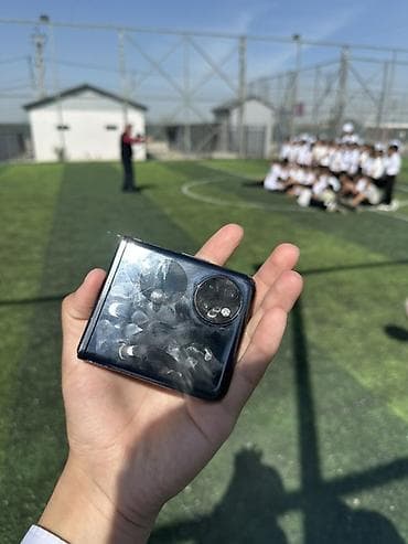 Техника и электроника: Huawei P50 Pocket, цвет - Черный — 2