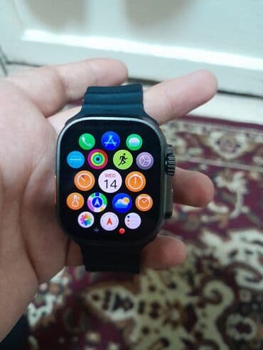 Смарт-часы с большим прямоугольным экраном и силиконовым ремешком