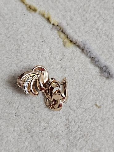 Сөйкөлөр: Золотые серьги-клипсы с узором из переплетающихся звеньев и дорожкой — 1