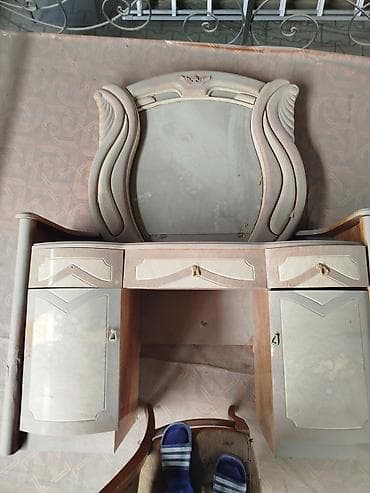 Даараткана үчүн үстөл, Күзгүсү менен, түсү - Саргыч боз, Жыгач — 1