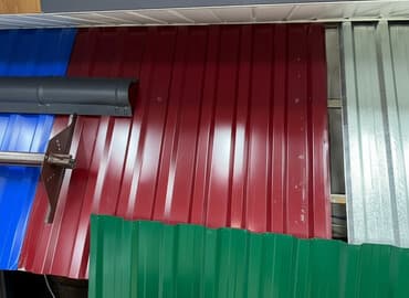 Профилированный лист красного цвета, подходящий для различных at lalafo.kg Профилированный лист красного цвета, подходящий для различных