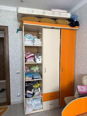 Детский мир: Детский комплект мебели для комнаты в ярко-оранжево-бежевой гамме — 2