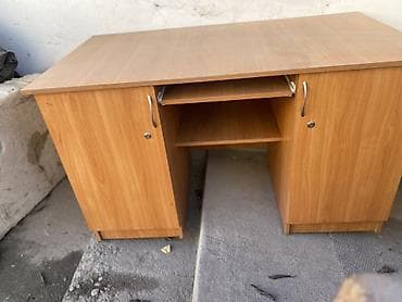 Компьютерный стол, С полками