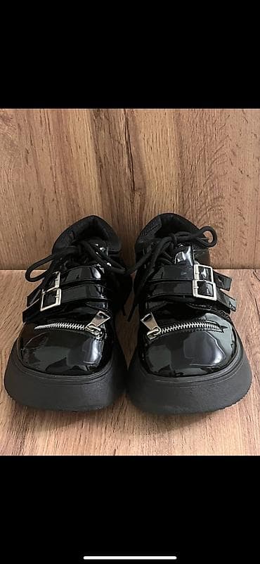 Жеке буюмдар: Черные глянцевые лоферы на подошве, отлично качества
Размер: 36 — 2