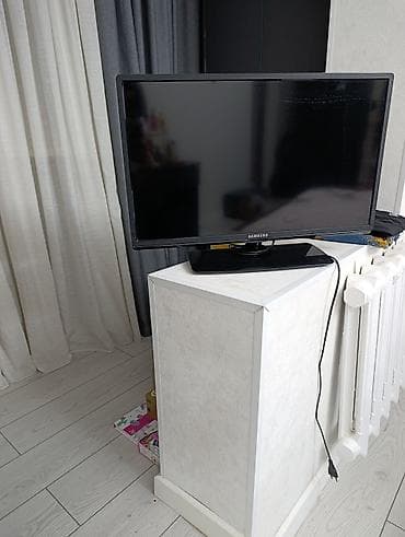 dvd или: Телевизор Samsung, диагональ около 28–32" (указана модель на корпусе — 2
