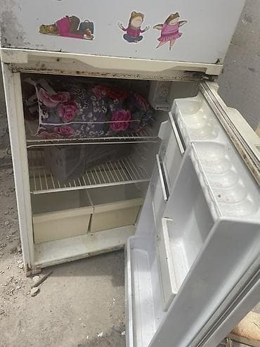 mini refrigerator: Холодильник двухкамерный, классическая компоновка: сверху морозильное — 3