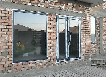 Комплект из оконного блока и двойных дверей со стеклянными панелями и at lalafo.kg Комплект из оконного блока и двойных дверей со стеклянными панелями и