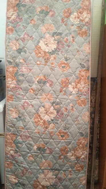 матрас бу: Стеганый матрас с цветочным принтом, выполненный в основном в серых и — 1