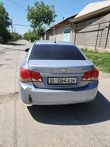 mazda 323: Chevrolet Cruze: 2010 г., Седан — 5