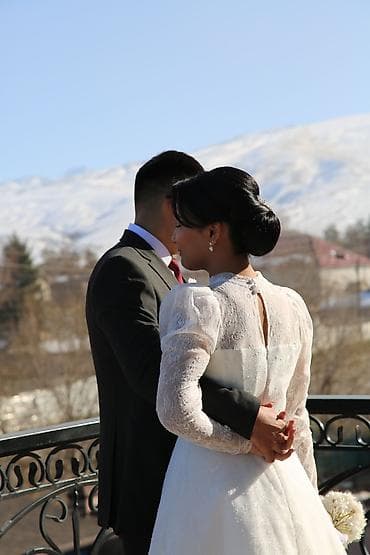 Свадебные платья: Свадебное платье, M, Дизайнерское, Винтажный стиль, Гипюр, А-силуэт, Италия, Цветочные элементы, Жемчуг, Кружево, Новый — 6