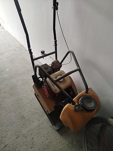 Виброплита бензиновая для уплотнения грунта и брусчатки