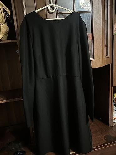 черный платья: Черное женское платье миди с длинными рукавами. - Силуэт: приталенный — 6