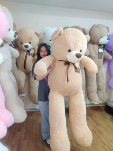 Другие товары для детей: Большой плюшевый медведь бежевого цвета с коричневым бантом. Мягкий и — 1