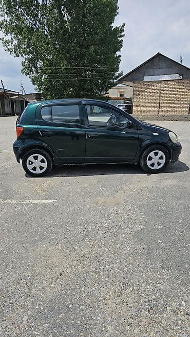 Транспорт: Toyota Yaris: 2004 г., 0.1 - engine capacity л, Кол менен иштөөчү, Бензин, Хетчбек — 5