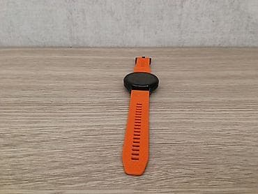 Спортивные смарт-часы с круглым корпусом и ярким оранжевым силиконовым