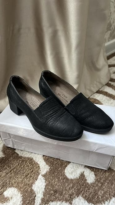 Классические женские туфли-лоферы черного цвета на невысоком