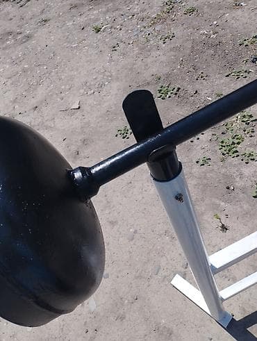 Спорт и отдых: Лежака с штангой самодельный. состояние хорошее новый штанга (вес — 2