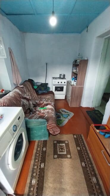 продаю дом манас: Үйдүн жарымы, 33 кв. м, 2 бөлмө, Риелтор, Эски ремонт — 1