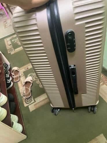 национальные платье на прокат: Чемодан "Escape" бежевого цвета с рельефным спиральным узором на одной — 3