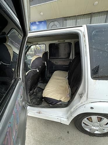 оной авто: Компактный городской хэтчбек белого цвета, 5 дверей. Практичный салон — 8