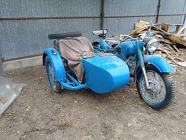 Мотоцикл с коляской, классический советский тяжелый байк синего цвета