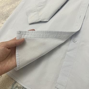 синяя рубашка в клетку женская: Женская рубашка на пуговицах, светло‑голубой цвет. - Классический — 3