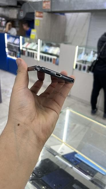 surface go 2: Samsung Galaxy S22, цвет - Черный — 2