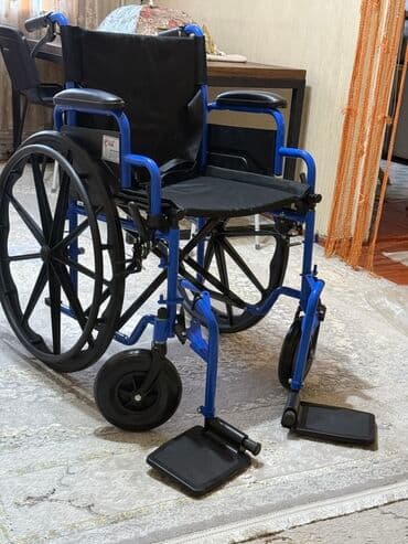 функциональная кровать для лежачих больных: Ручная инвалидная коляска с синей металлической рамой и черным — 1
