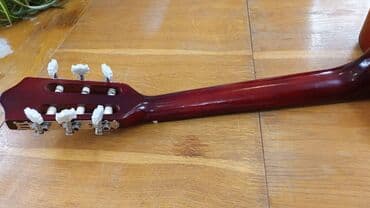 исык кол: Гитара б/у. В отличном состоянии. Струны - металл + нейлон. Район — 5