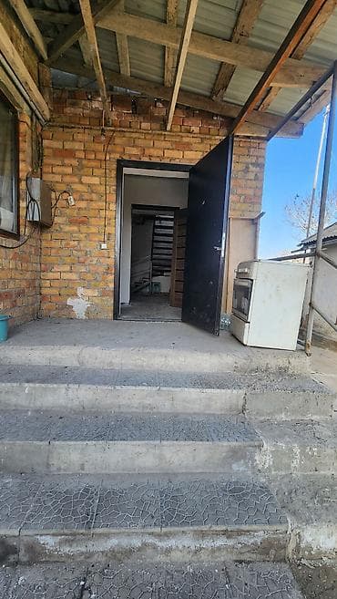 продаю 3 комн квартиру: Продаётся двухэтажный кирпичный дом. Основные характеристики: - — 3