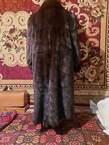 Плащи: Длинная натуральная шуба из темно-коричневого меха. Описание: - — 2