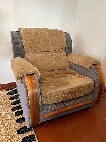 мебелью: Комплект мебели (диван и два кресла)

Диван раскладывается — 4