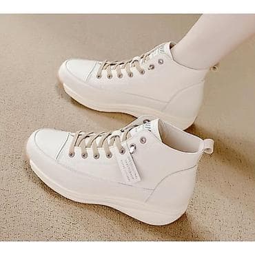 Высокие женские кеды в минималистичном стиле, цвет — молочный/айвори