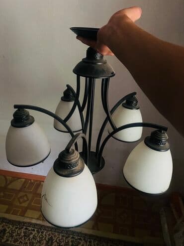 люстра новый: Классическая люстра с пятью плафонами, идеальна для освещения — 1